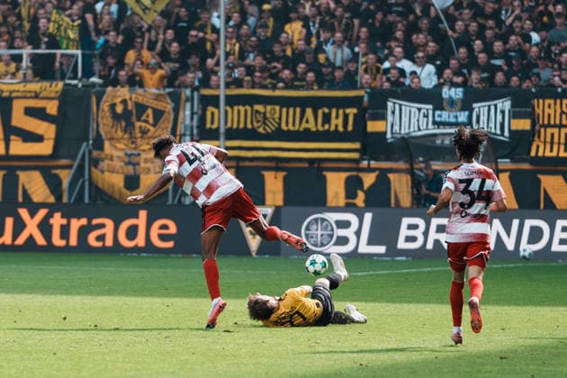 German Soccer 3rd Division 2026–2027, Matchday 7: Alemannia Aachen vs. Fortuna Düsseldorf at Tivoli Aachen—red card for Elias Egouli of Fortuna Düsseldorf in the 44th minute for a foul on Mika Schroers of Alemannia Aachen, No. 27 Copyright: xThiemoxRudolphx