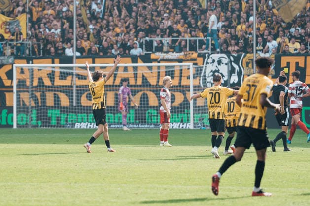 Germany Soccer 3rd Division 2026–2027, Matchday 7: Alemannia Aachen vs. Fortuna Düsseldorf at Tivoli Aachen; red card for Elias Egouli of Fortuna Düsseldorf in the 44th minute after a foul on Mika Schroers of Alemannia Aachen (No. 27); protests by Louis Köster of Alemannia Aachen (No. 8) Copyright: xThiemoxRudolphx