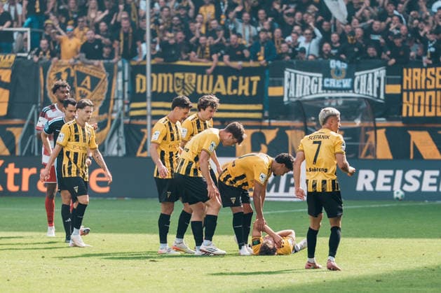 German Soccer 3rd Division 2026–2027, Matchday 7: Alemannia Aachen vs. Fortuna Düsseldorf at Tivoli Aachen; red card for Elias Egouli of Fortuna Düsseldorf in the 44th minute after a foul on Mika Schroers of Alemannia Aachen (No. 27); injury Copyright: xThiemoxRudolphx