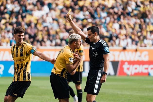 ^Germany Soccer 3rd Division 2026–2027, Matchday 7: Alemannia Aachen vs. Fortuna Düsseldorf at Tivoli Aachen—tackle, battle for the ball, duel, attack, tackle—Lukas Scepanik (Alemannia Aachen, No. 7) and Anas Slimani (Fortuna Düsseldorf, 34, yellow card by referee Konrad Oldhafer Poppenbüttel Copyright: xThiemoxRudolphx