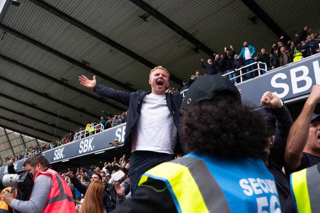 West Ham fans celebrating the equaliser late on during the Championship match between Millwall and West Ham at the The Den in London UK (Elliot Legg Sports Press Photo) Copyright: x(ElliotxLegg SportsxPressxPhoto)x Sportspressphoto_SPR234647