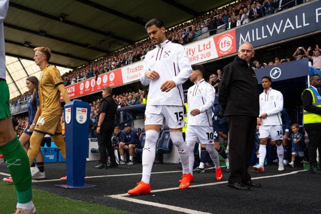 West Ham ahead of kick-off walking out before the Championship match between Millwall and West Ham at the The Den in London UK (Elliot Legg Sports Press Photo) Copyright: x(ElliotxLegg SportsxPressxPhoto)x Sportspressphoto_SPR234649