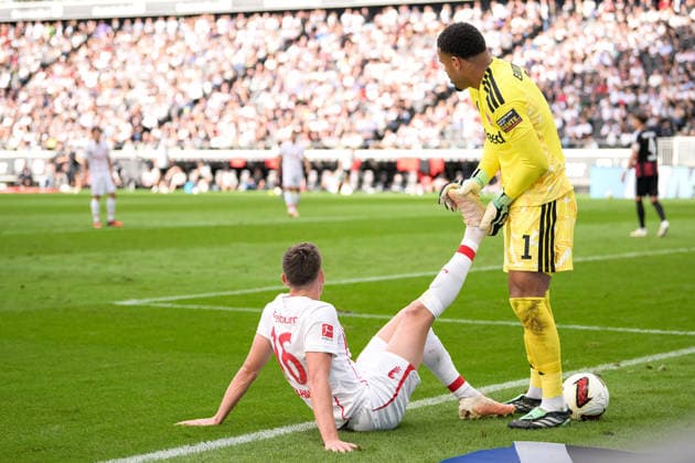 Soccer, Bundesliga 1, 20260919, SG Eintracht Frankfurt vs. SC Freiburg. Pictured, from left: Yannik ENGELHARDT (Freiburg, 16) and goalkeeper Noah ATUBOLU (Frankfurt, 1). Frankfurt, Deutsche Bank Park, Hesse, Germany Copyright: Passion2Press MarkusxFischerx