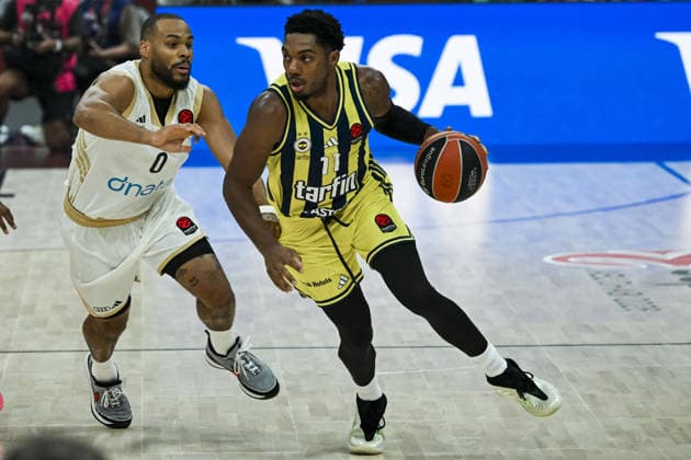 Fenerbahce Tarfin v Dubai Basketball - EuroLeague Basketball SuperCup ABU DHABI, UNITED ARAB EMIRATES - SEPTEMBER 19: Trent Forrest (R) of Fenerbahce Tarfin in action against Elie Okobo (L) of Dubai Basketball during the EuroLeague Basketball SuperCup third-place game between Dubai Basketball and Fenerbahce Tarfin at Etihad Arena in Abu Dhabi, United Arab Emirates, on September 19, 2026. Hassan al Raisi Anadolu Abu Dhabi United Arab Emirates. Editorial use only. Please get in touch for any other usage.  Copyright: x2026xAnadoluxHassanxalxRaisix