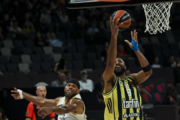 Fenerbahce Tarfin v Dubai Basketball - EuroLeague Basketball SuperCup ABU DHABI, UNITED ARAB EMIRATES - SEPTEMBER 19: Talen Horton-Tucker (R) of Fenerbahce Tarfin in action against Justin Anderson (L) of Dubai Basketball during the EuroLeague Basketball SuperCup third-place game between Dubai Basketball and Fenerbahce Tarfin at Etihad Arena in Abu Dhabi, United Arab Emirates, on September 19, 2026. Hassan al Raisi Anadolu Abu Dhabi United Arab Emirates. Editorial use only. Please get in touch for any other usage.  Copyright: x2026xAnadoluxHassanxalxRaisix