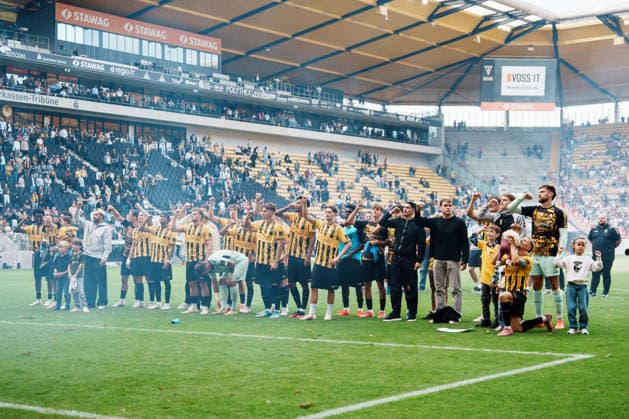 German Soccer 3rd Division 2026–2027, Matchday 7: Alemannia Aachen vs. Fortuna Düsseldorf at Tivoli Aachen; Winners Celebrate in Front of Fans in the Werner Fuchs Stand; Team, Victory, Cheering, Celebrating, Fans, Win, Emotions Copyright: xThiemoxRudolphx