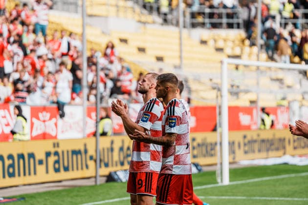 German Soccer 3rd Division 2026–2027, Matchday 7: Alemannia Aachen vs. Fortuna Düsseldorf at Tivoli Aachen; the team among the visiting fans; disappointment, frustration, defeat, applause Copyright: xThiemoxRudolphx