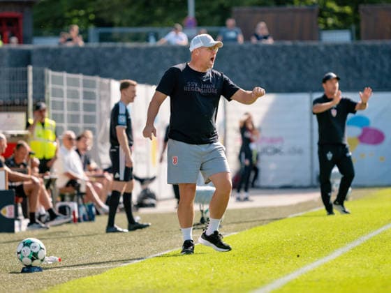 Coach Sascha Hildmann of SSV Jahn Regensburg loudly cheers on his team from the sidelines; in the background, Coach Nico Willig of VfB Stuttgart II; motivation, cheering, coaching, gestures, emotion, commands, shouts; GER, soccer, VfB Stuttgart II vs. SSV Jahn Regensburg, 3rd Division, Matchday 7, 2026–2027 season, September 19, 2026 GER, soccer, VfB Stuttgart II vs. SSV Jahn Regensburg, 3. Liga, Matchday 7, 2026–2027 season, September 19, 2026 Aspach Copyright: xCarstenxSchweringx EP_CSG