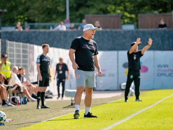 Coach Sascha Hildmann of SSV Jahn Regensburg loudly cheers on his team from the sidelines; in the background, Coach Nico Willig of VfB Stuttgart II; motivation, cheering, coaching, gestures, emotion, commands, shouts; GER, soccer, VfB Stuttgart II vs. SSV Jahn Regensburg, 3rd Division, Matchday 7, 2026–2027 season, September 19, 2026 GER, soccer, VfB Stuttgart II vs. SSV Jahn Regensburg, 3. Liga, Matchday 7, 2026–2027 season, September 19, 2026 Aspach Copyright: xCarstenxSchweringx EP_CSG