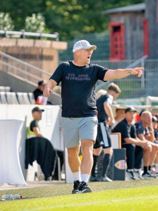 Coach Sascha Hildmann of SSV Jahn Regensburg loudly cheers on his team from the sideline; motivation, cheering, coaching, gestures, emotion, commands, shouts; GER, soccer, VfB Stuttgart II vs. SSV Jahn Regensburg, 3rd Division, Matchday 7, 2026–2027 season, September 19, 2026 GER, Soccer, VfB Stuttgart II vs. SSV Jahn Regensburg, 3rd Division, Matchday 7, 2026–2027 season, September 19, 2026 Aspach Copyright: xCarstenxSchweringx EP_CSG