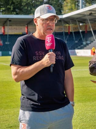 Postgame interview with SSV Jahn Regensburg coach Sascha Hildmann at the microphone, statement on the sponsor board, postgame report, gestures, GER, soccer, VfB Stuttgart II vs. SSV Jahn Regensburg, 3. Liga, Matchday 7, 2026–2027 season, September 19, 2026 GER, Soccer, VfB Stuttgart II vs. SSV Jahn Regensburg, 3rd Division, Matchday 7, 2026–2027 season, September 19, 2026 Aspach Copyright: xCarstenxSchweringx EP_CSG