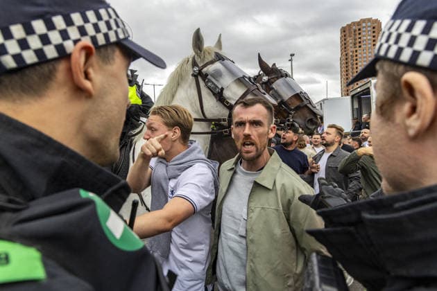 Millwall v West Ham United - EFL Championship LONDON, UNITED KINGDOM - SEPTEMBER 19: Football supporters scuffle with police outside The Den following the English Football League (EFL) Championship match between Millwall and West Ham United in London, UK, on September 19, 2026. The match ended in a 2-2 draw, with the two clubs meeting for the 100th competitive time and renewing one of English football’s historic rivalries after more than 14 years. Stringer Anadolu London United Kingdom. Editorial use only. Please get in touch for any other usage.  Copyright: x2026xAnadoluxStringerx
