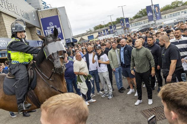 Millwall v West Ham United - EFL Championship LONDON, UNITED KINGDOM - SEPTEMBER 19: Football supporters scuffle with police outside The Den following the English Football League (EFL) Championship match between Millwall and West Ham United in London, UK, on September 19, 2026. The match ended in a 2-2 draw, with the two clubs meeting for the 100th competitive time and renewing one of English football’s historic rivalries after more than 14 years. Stringer Anadolu London United Kingdom. Editorial use only. Please get in touch for any other usage.  Copyright: x2026xAnadoluxStringerx