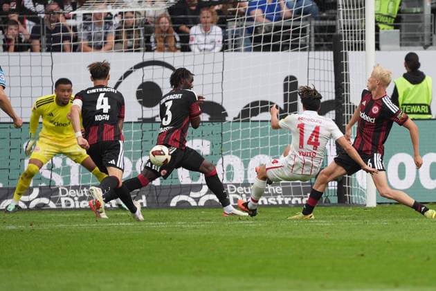 Huge chance for Yuito Suzuki, SC Freiburg, 14 minutes before the end, September 19, 2026, Bundesliga, 2026–27 season, Eintracht Frankfurt vs. SC Freiburg, Deutsche Bank Park, Matchday 4