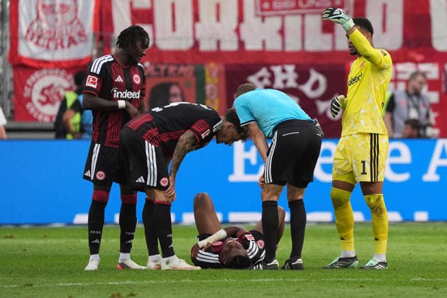Raphael Onyedika of Eintracht Frankfurt has injured his shoulder and is in pain. September 19, 2026. Bundesliga, 2026–27 season. Eintracht Frankfurt vs. SC Freiburg, Deutsche Bank Park, Matchday 4