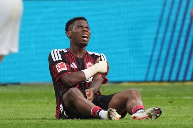 Raphael Onyedika of Eintracht Frankfurt has suffered a shoulder injury and is in pain. September 19, 2026. Bundesliga, 2026–2027 season. Eintracht Frankfurt vs. SC Freiburg, Deutsche Bank Park, Matchday 4