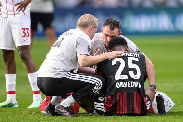 Soccer, Bundesliga 1, 20260919, SG Eintracht Frankfurt vs. SC Freiburg. Pictured: Raphael ONYEDIKA of Frankfurt, No. 25, injured on the ground and receiving treatment after the final whistle. Frankfurt, Deutsche Bank Park, Hesse, Germany Copyright: Passion2Press MarkusxFischerx