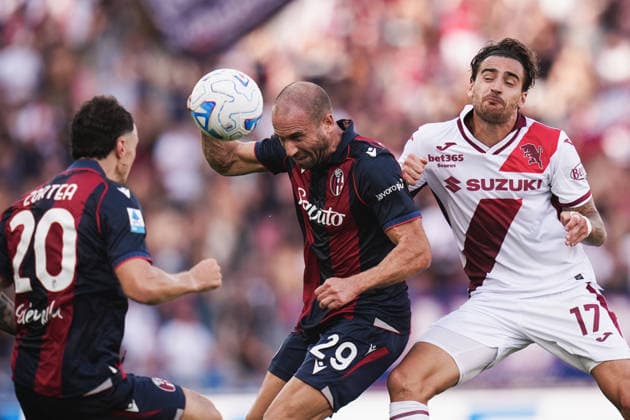 BolognaÕs Lorenzo De Silvestri fights for the ball with TorinoÕs Sandro Kulenovic during the Serie A soccer match between Bologna and Torino at the Renato DallÕAra Stadium in Bologna, north Italy - Saturday, September 19, 2026 -  Copyright: xMassimoxPaolone LaPressex