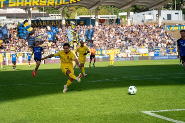 Niklas Pollex of SG Sonnenhof Großaspach, 18, scores the 0-1 goal; 1. FC Saarbrücken vs. SG Sonnenhof Großaspach, soccer, 3rd Division, Matchday 7, September 19, 2026, DFB regulations prohibit any use of photographs as image sequences and or quasi-video. Saarbrücken, Saarland, Germany Copyright: xkolbert-press PhilipxZieglerx