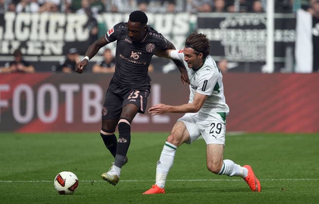 September 19, 2026, xhbx, Soccer 1. Bundesliga, Borussia Mönchengladbach 1 vs. FSV Mainz 05, Sheraldo Becker (FSV Mainz 05), Joe Scally, Borussia Mönchengladbach. DFL and DFB regulations prohibit any use of photographs as image sequences and or quasi-video. Mönchengladbach