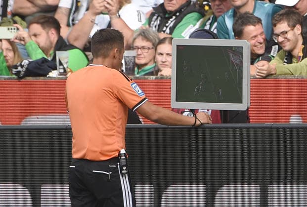 September 19, 2026, xhbx, Soccer, Bundesliga 1, Borussia Mönchengladbach 1 vs. FSV Mainz 05, Referee: Robert Hartmann (DFB), Video Review, VAR, video decision. DFL and DFB regulations prohibit any use of photographs as image sequences and or quasi-video. Mönchengladbach