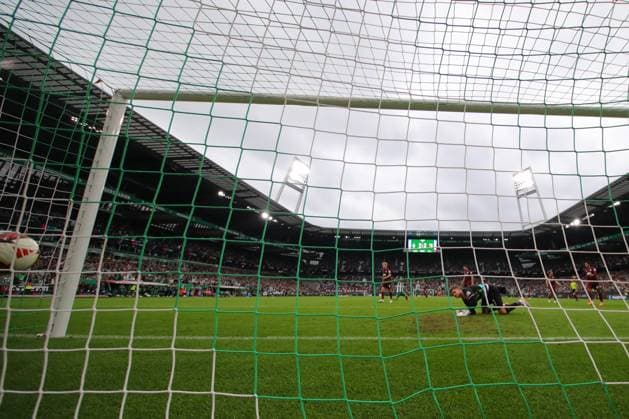 September 26, 2019, Germany, Soccer, Men s 1st Bundesliga, Matchday 4, 2026–2027 Season, SV Werder Bremen vs. FC Augsburg Goal to make it 3–2 Scorer: Mitchell Weiser of SV Werder Bremen 08 scores the 3–2 goal past goalkeeper Finn Dahmen of FC Augsburg 01, captured by the behind-the-goal remote camera at Weserstadion in Bremen, Germany Copyright: xnordphotoxGmbHx xTauchnitzx