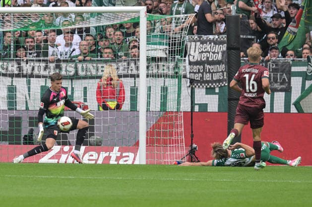 Goalkeeper Finn Dahmen of FC Augsburg 1 stops a first-time shot by Niklas Füllkrug of SV Werder Bremen 10, who is on the ground; SV Werder Bremen, FC Augsburg, soccer, Bundesliga, DFL, September 19, 2026. DFB regulations prohibit any use of photographs as image sequences and or quasi-video. Bremen, Bremen, Germany Copyright: xkolbert-press BurghardxSchreyerx