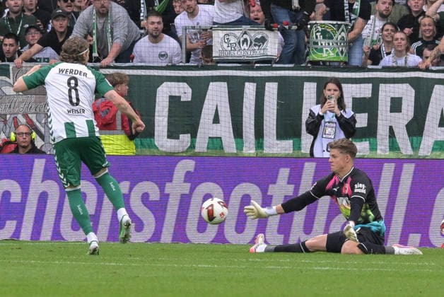 Spectacular save by goalkeeper Finn Dahmen (FC Augsburg 1) against Mitchel Weiser (SV Werder Bremen 8), SV Werder Bremen vs. FC Augsburg, soccer, Bundesliga, DFL, September 19, 2026. DFB regulations prohibit any use of photographs as image sequences and or quasi-video. Bremen, Bremen, Germany Copyright: xkolbert-press BurghardxSchreyerx
