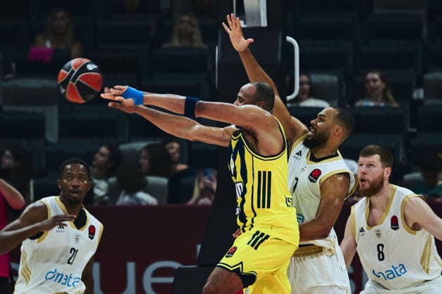 Fenerbahce Tarfin v Dubai Basketball - EuroLeague Basketball SuperCup ABU DHABI, UNITED ARAB EMIRATES - SEPTEMBER 19: Elie Okobo (2nd R) of Dubai Basketball in action during the EuroLeague Basketball SuperCup third-place game between Dubai Basketball and Fenerbahce Tarfin at Etihad Arena in Abu Dhabi, United Arab Emirates, on September 19, 2026. Hassan al Raisi Anadolu Abu Dhabi United Arab Emirates. Editorial use only. Please get in touch for any other usage.  Copyright: x2026xAnadoluxHassanxalxRaisix