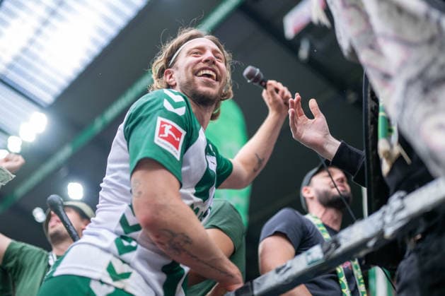 1 Bundesliga: SV Werder Bremen vs. FC Augsburg on September 19, 2026, at the Weserstadion in Bremen—celebrations, goal celebrations, goal scorers, goal scorer Mitchell Weiser; Bremen celebrates after the victory MT