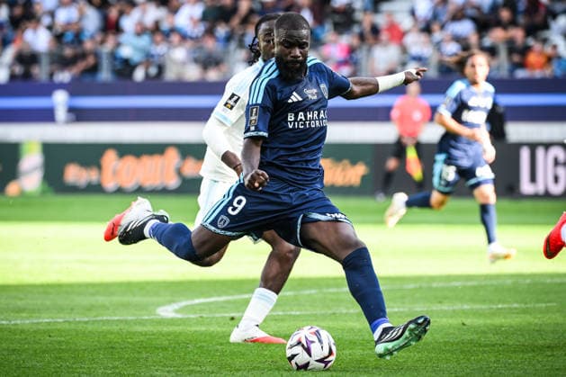 September 19, 2026, Paris, France, France: Lassine SINAYOKO of Paris FC during the Ligue 1 match between Paris FC and RC Strasbourg at Jean-Bouin Stadium on September 19, 2026 in Paris, France. Paris FC V Racing Club De Strasbourg - Ligue 1  - ZUMAm308 20260919_zsp_m308_007 Copyright: xMatthieuxMirvillex