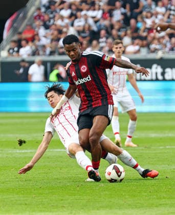 September 19, 2026, xovx, Soccer, Bundesliga, Eintracht Frankfurt vs. SC Freiburg, L. Quito Suzuki, SC Freiburg, Raphael Onyedika, Eintracht Frankfurt. DFL and DFB regulations prohibit any use of photographs as image sequences and or quasi-video by Eintracht Frankfurt.