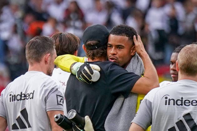 German Bundesliga 2026–2027, Matchday 4: Eintracht Frankfurt vs. SC Freiburg at Deutsche Bank Park in Frankfurt. Noah Atubolu of Eintracht Frankfurt and Julian Schuster, coach of SC Freiburg, embrace after the game. Copyright: xJOERANxSTEINSIEKx