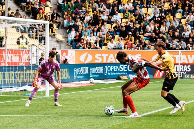 Germany Soccer 3rd Division 2026–2027, Matchday 7: Alemannia Aachen vs. Fortuna Düsseldorf at Tivoli Aachen; Elias Egouli of Fortuna Düsseldorf, No. 44, with the ball in his own penalty area in front of Mika Schroers of Alemannia Aachen, 27, Louis Lord (Fortuna Düsseldorf), 22 in goal, one-on-one, battle for the ball, duel, attack, tackle Copyright: xThiemoxRudolphx