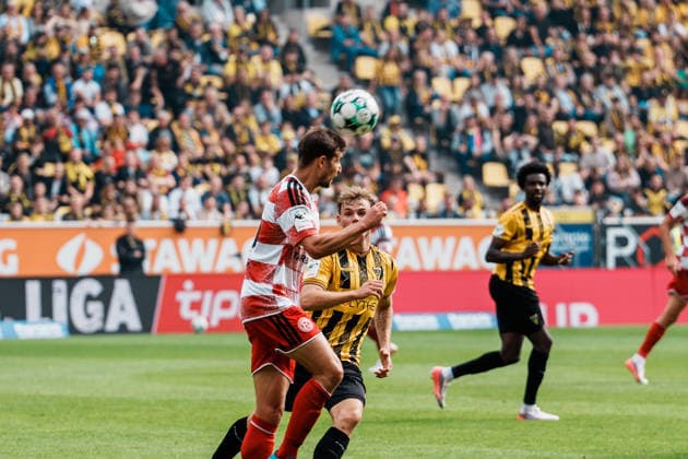 German Soccer 3rd Division 2026–2027, Matchday 7: Alemannia Aachen vs. Fortuna Düsseldorf at Tivoli Aachen; Matthias Zimmermann (Fortuna Düsseldorf) heads the ball past Mika Schroers (Alemannia Aachen) in the 27th minute, defense Copyright: xThiemoxRudolphx