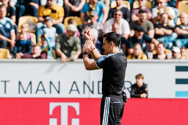 German Soccer 3rd Division 2026–2027, Matchday 7: Alemannia Aachen vs. Fortuna Düsseldorf at Tivoli Aachen; Referee Konrad Oldhafer Poppenbüttel signals a handball, gesturing, close-up Copyright: xThiemoxRudolphx