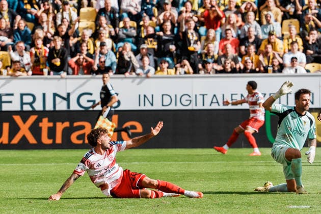 Germany Soccer 3rd Division 2026–2027, Matchday 7: Alemannia Aachen vs. Fortuna Düsseldorf, Tivoli Aachen. Fabian Schleusener (Fortuna Düsseldorf), 24: Claims a penalty in the penalty area, one-on-one against Manuel Riemann (Alemannia Aachen), 1: No penalty, duel, tackle, raises arm Copyright: xThiemoxRudolphx