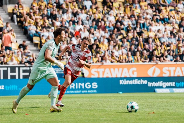 German Soccer 3rd Division 2026–2027, Matchday 7: Alemannia Aachen vs. Fortuna Düsseldorf at Tivoli Aachen. Pressing by Lukas Eixler (Fortuna Düsseldorf); Manuel Riemann (Alemannia Aachen) is wearing No. 11; No. 1 is on the field. Copyright: xThiemoxRudolphx