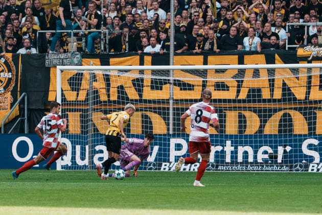 German Soccer 3rd Division 2026–2027, Matchday 7: Alemannia Aachen vs. Fortuna Düsseldorf at Tivoli Aachen. Lukas Scepanik of Alemannia Aachen, alone in front of Louis Lord of Fortuna Düsseldorf (No. 22), misses a scoring opportunity. Copyright: xThiemoxRudolphx