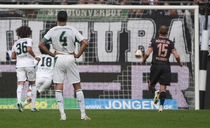 September 19, 2026, xhbx, Soccer 1st Bundesliga, Borussia Mönchengladbach 1 FSV Mainz 05 v l Goal scored, Goal for 3–4 by Shuto Machino, Borussia Mönchengladbach. DFL and DFB regulations prohibit any use of photographs as image sequences and or quasi-video. Mönchengladbach