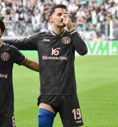 September 19, 2026, xhbx, Soccer, Bundesliga 1, Borussia Mönchengladbach 1 FSV Mainz 05 v l Anthony Caci FSV Mainz 05 injured, injury, DFL DFB regulations prohibit any use of photographs as image sequences and or quasi-video Mönchengladbach