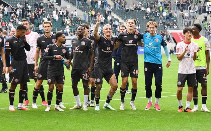 September 19, 2026, xhbx, Soccer, Bundesliga 1, Borussia Mönchengladbach 1 FSV Mainz 05 v l Players, The FSV Mainz 05 team celebrates after the final whistle. DFL and DFB regulations prohibit any use of photographs as image sequences and or quasi-video. Mönchengladbach