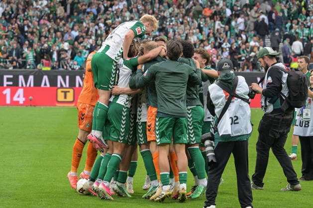 Everyone is celebrating Mitchel Weiser s goal for SV Werder Bremen 8 after their 3–2 victory over FC Augsburg, soccer, Bundesliga, DFL, September 19, 2026. DFB regulations prohibit any use of photographs as image sequences and or quasi-video. Bremen, Bremen, Germany Copyright: xkolbert-press BurghardxSchreyerx