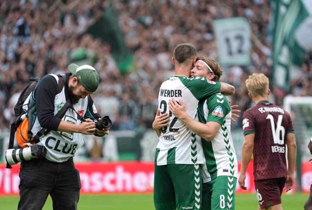 Photo: Celebrations among the Werder players after the final whistle; here, Mitchell Weiser (right) and Marco Friedl are celebrating. Werder Soccer, Bundesliga 1, Matchday 30, Sat, Sept. 19, 2026: Werder Bremen vs. FC Augsburg, 3–2