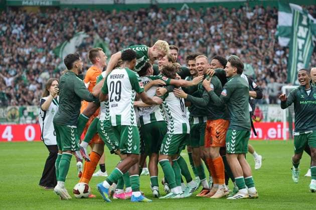 Photo: Celebrations among the Werder players after the final whistle; here, everyone is celebrating with their goal scorer, Niclas FÜLLKRUG (Werder), and Oskar WOJCIK (top left). Soccer, Bundesliga 1, Matchday 30 on Sat, Sept. 19, 2026: Werder Bremen vs. FC Augsburg, 3–2