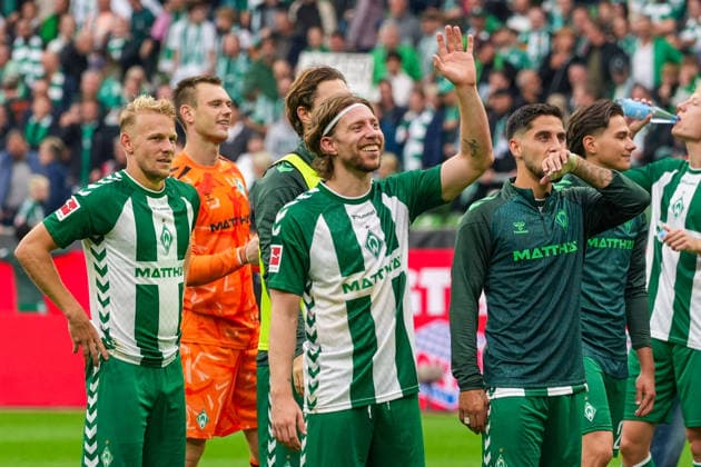 Mitchell Weiser of Werder Bremen, No. 8, waves to the fans after the final whistle; joy, emotion, facial expression; German soccer; Bundesliga; 2026–27 season; Matchday 4; September 19, 2026; Werder Bremen vs. FC Augsburg, Weserstadion, Bremen Copyright: xLeonxFrickx