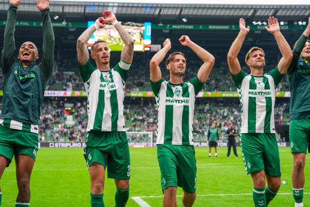 Werder Bremen celebrates in front of their home fans after the final whistle—joy, excitement, German soccer, Bundesliga, 2026–27 season, Matchday 4, September 19, 2026, Werder Bremen vs. FC Augsburg, Weserstadion, Bremen Copyright: xLeonxFrickx