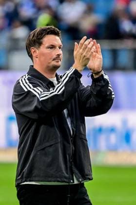 Coach Merlin Polzin of HSV celebrates at the end of the game in front of the North Stand, Germany, Hamburg, Volksparkstadion, soccer, Bundesliga 1, Hamburger SV vs. 1. FC Köln