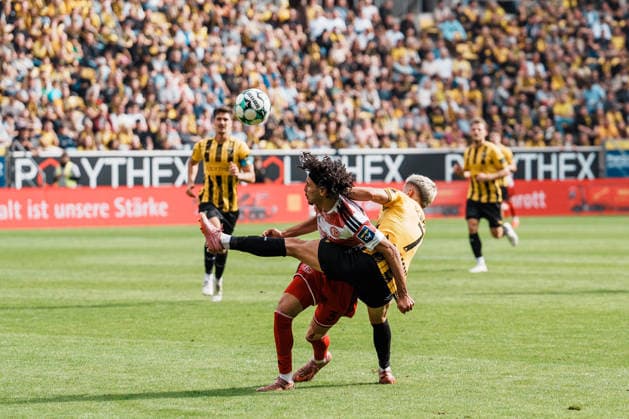 Germany Soccer 3rd Division 2026–2027, Matchday 7: Alemannia Aachen vs. Fortuna Düsseldorf at Tivoli Aachen—duel, battle for the ball, one-on-one, attack, tackle—Anas Slimani (Fortuna Düsseldorf, No. 34) vs. Lukas Scepanik (Alemannia Aachen, No. 7) Copyright: xThiemoxRudolphx