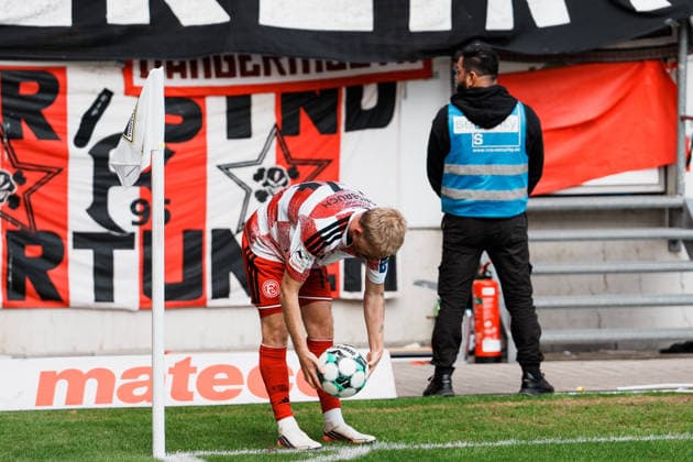 German Soccer 3rd Division 2026–2027, Matchday 7: Alemannia Aachen vs. Fortuna Düsseldorf at Tivoli Aachen; Jomaine Consbruch of Fortuna Düsseldorf takes the 14th corner kick, sets the ball up, and stays focused in front of his home fans Copyright: xThiemoxRudolphx
